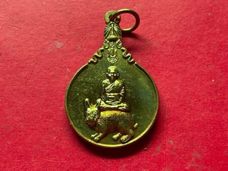 Wealth amulet B.E.2542 LP Yam sit on rabbit brass coin – 84 years of LP Yam batch (MON895)