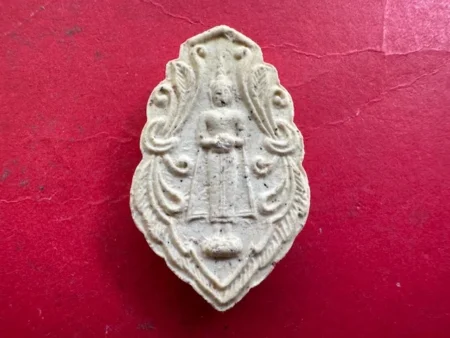 Wealth amulet B.E.2535 LP Banlam holy powder amulet in Bai Sakae shape with beautiful condition (NEW022)